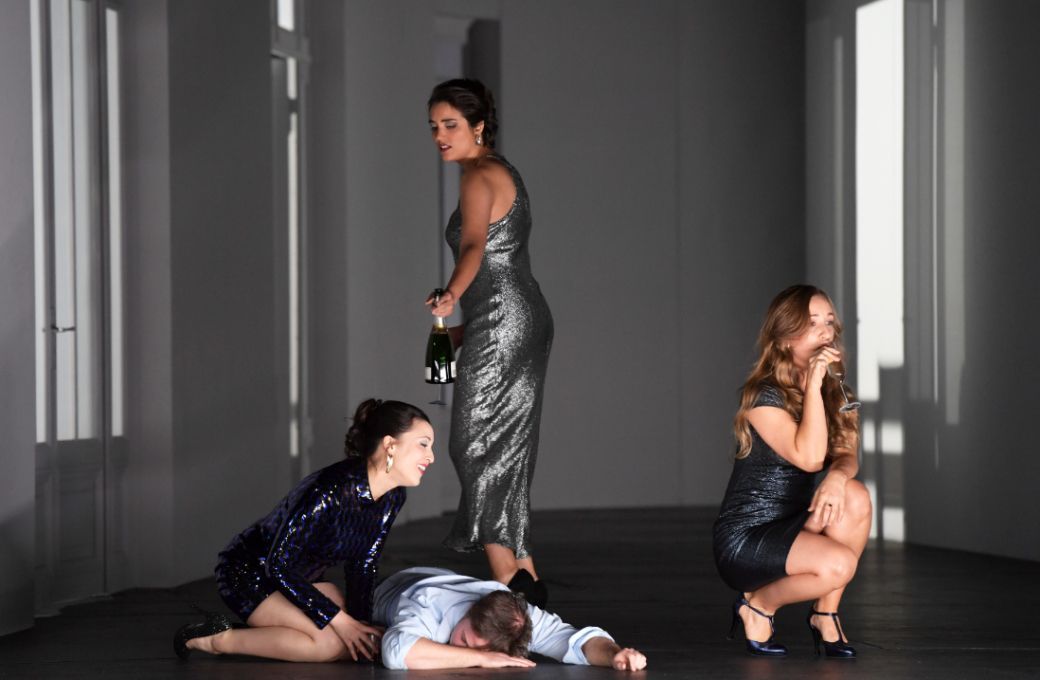 Kelsey Lauritano (Zweite Dame), Cl&aacute;udia Ribas (Dritte Dame), Monika Buczkowska (Erste Dame) &copy; Barbara Aum&uuml;ller