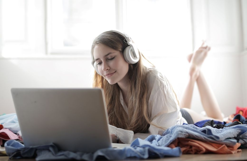 Woman with headphones on laptop © Andrea Piacquadio | Pexels