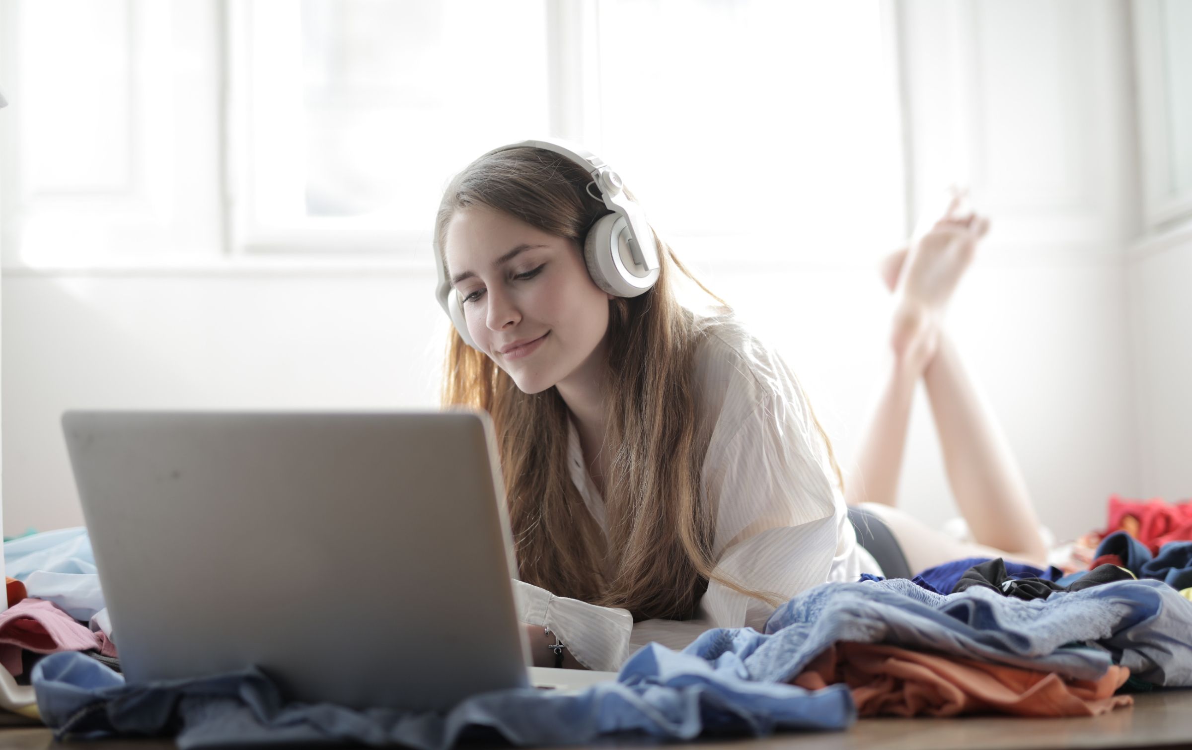 Woman with headphones on laptop © Andrea Piacquadio | Pexels