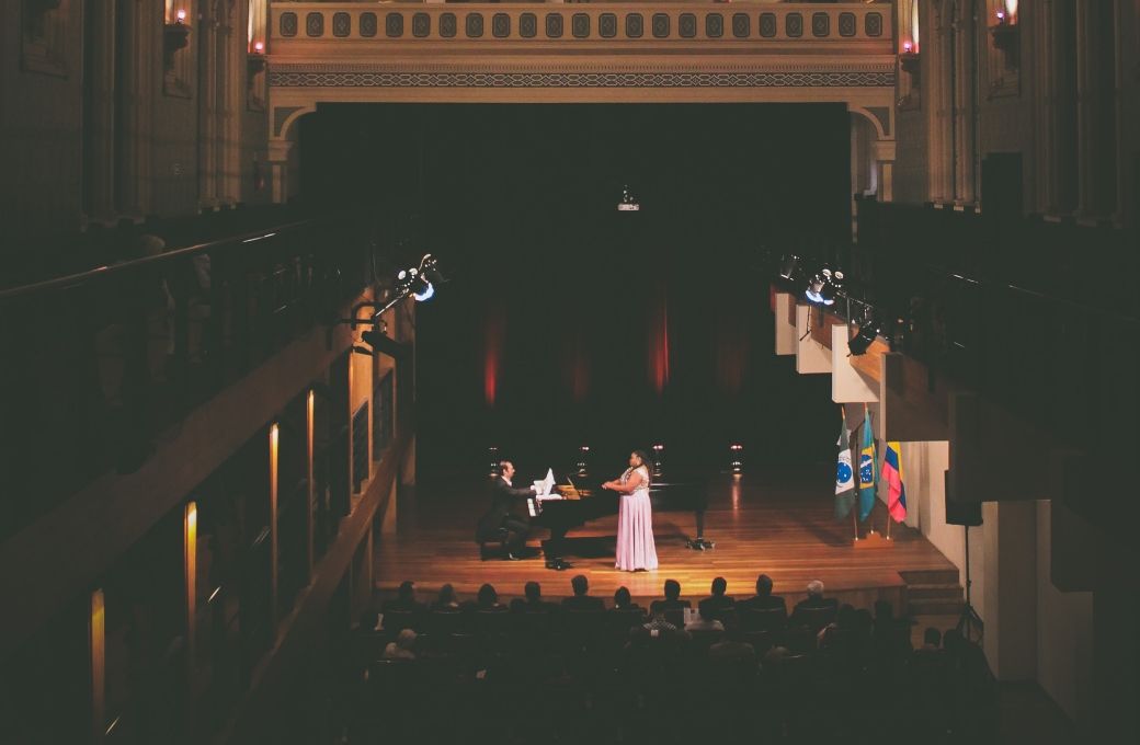 Person singing on stage &copy; Victor Freitas | Pexels