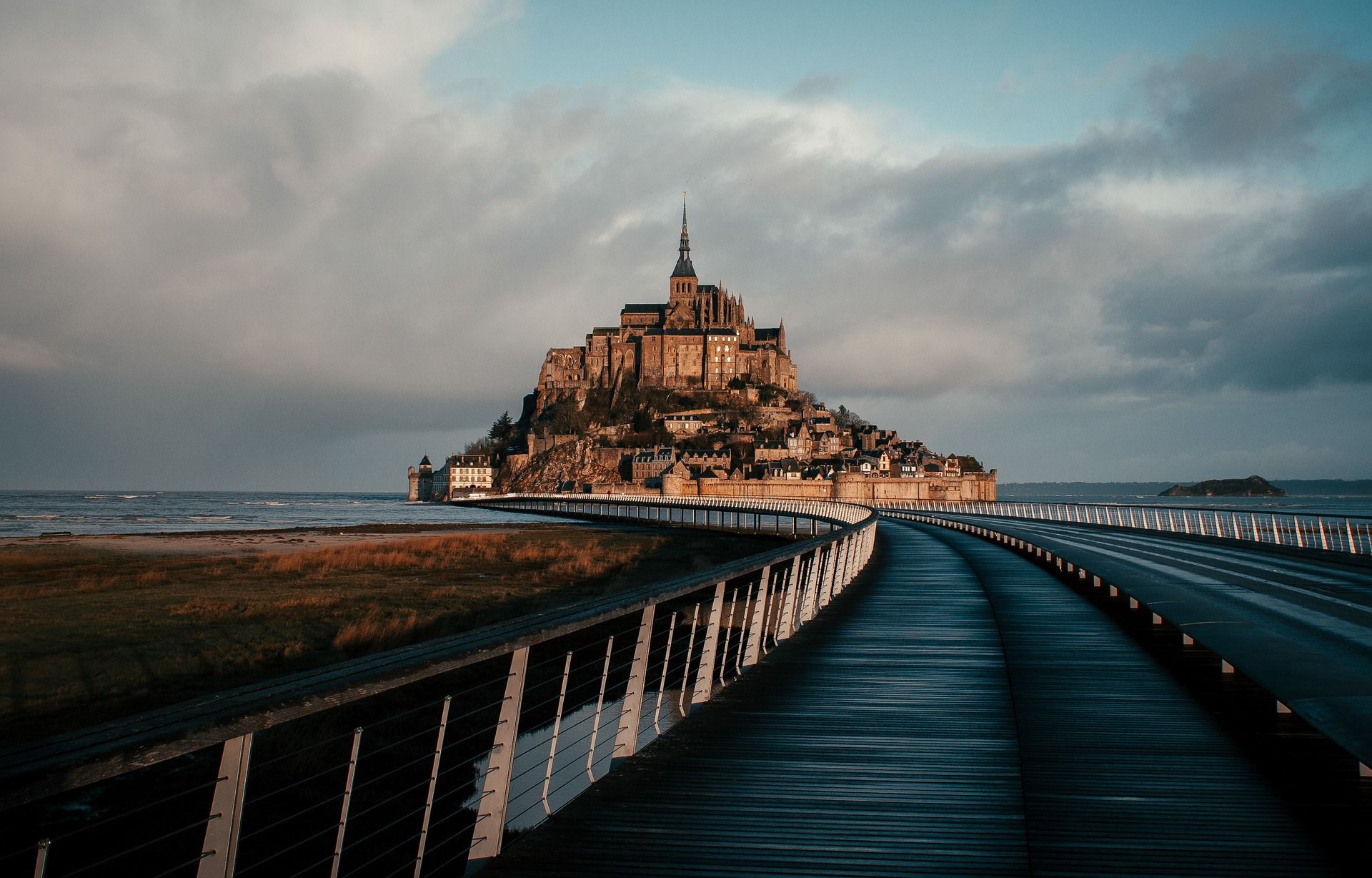 Mont-Saint-Michel, France &copy; Dylan Leagh | Pixabay