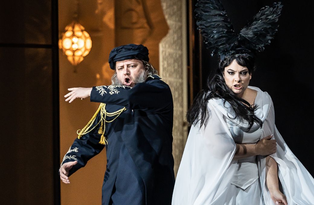 Jozef Benci (King Hydraot) and Jennifer Davis (Armida) © Clive Barda | ArenaPAL