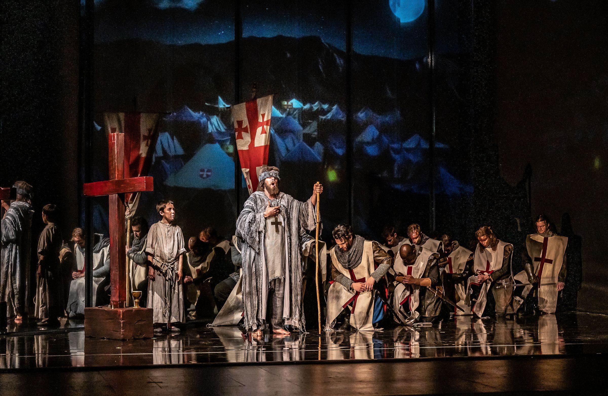 Jan Hynk (Petr), Gerard Schneider (Rinald) and Chorus of Wexford Festival Opera © Clive Barda | ArenaPAL