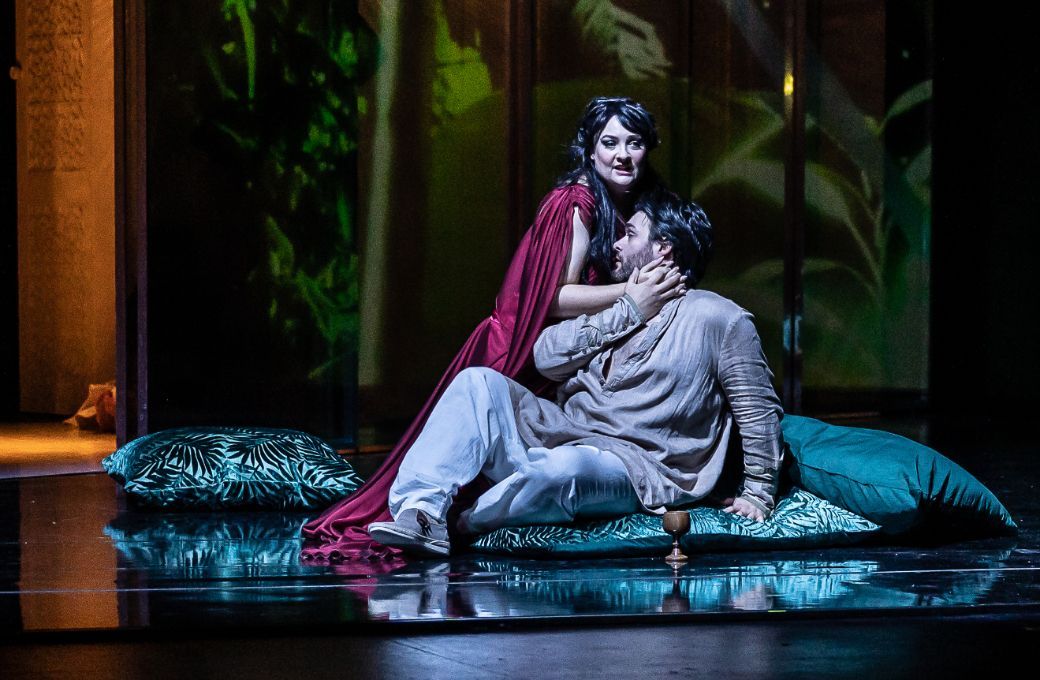 Jennifer Davis (Armida) and Gerard Schneider (Rinald) © Clive Barda | ArenaPAL