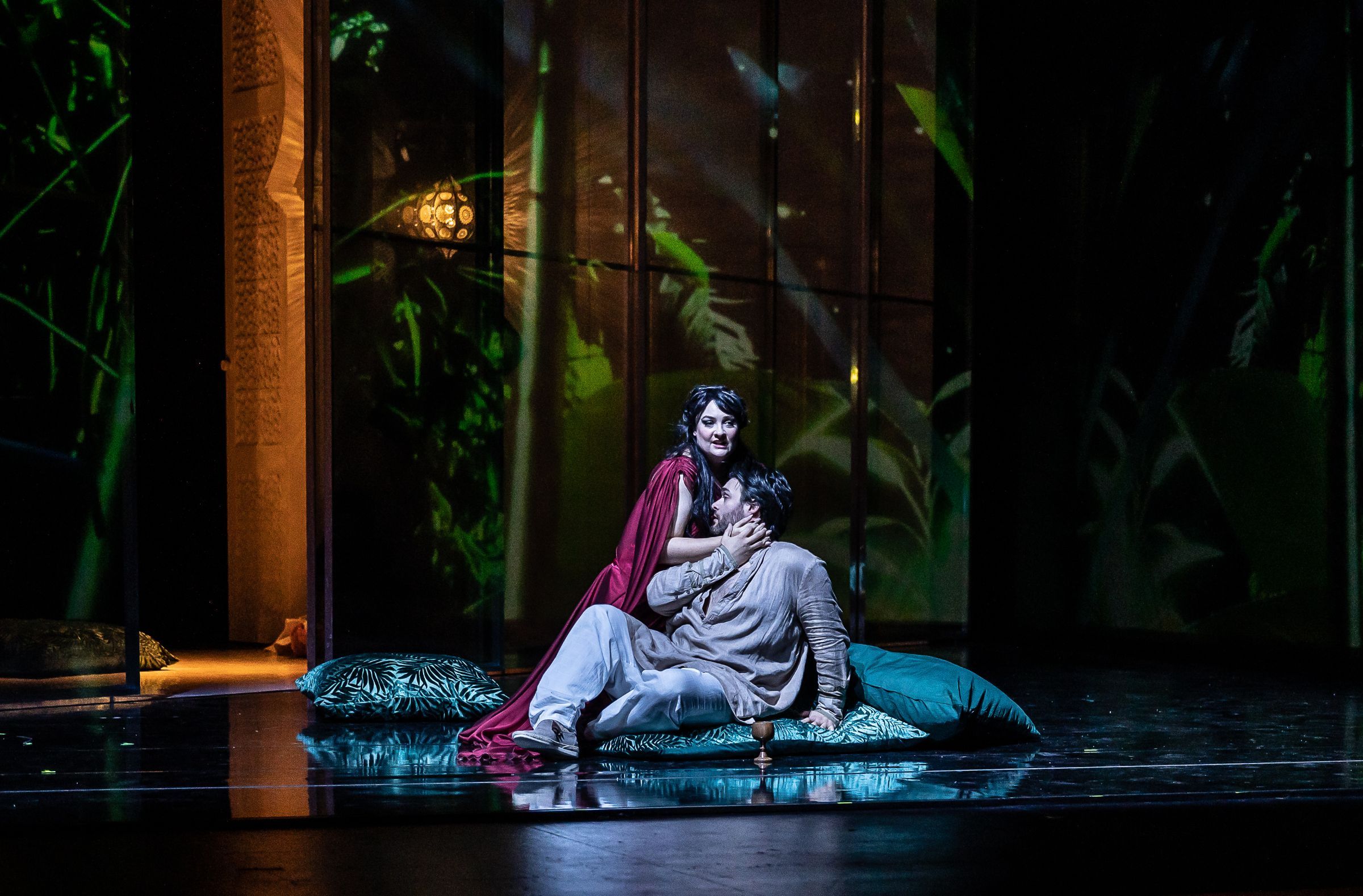 Jennifer Davis (Armida) and Gerard Schneider (Rinald) © Clive Barda | ArenaPAL