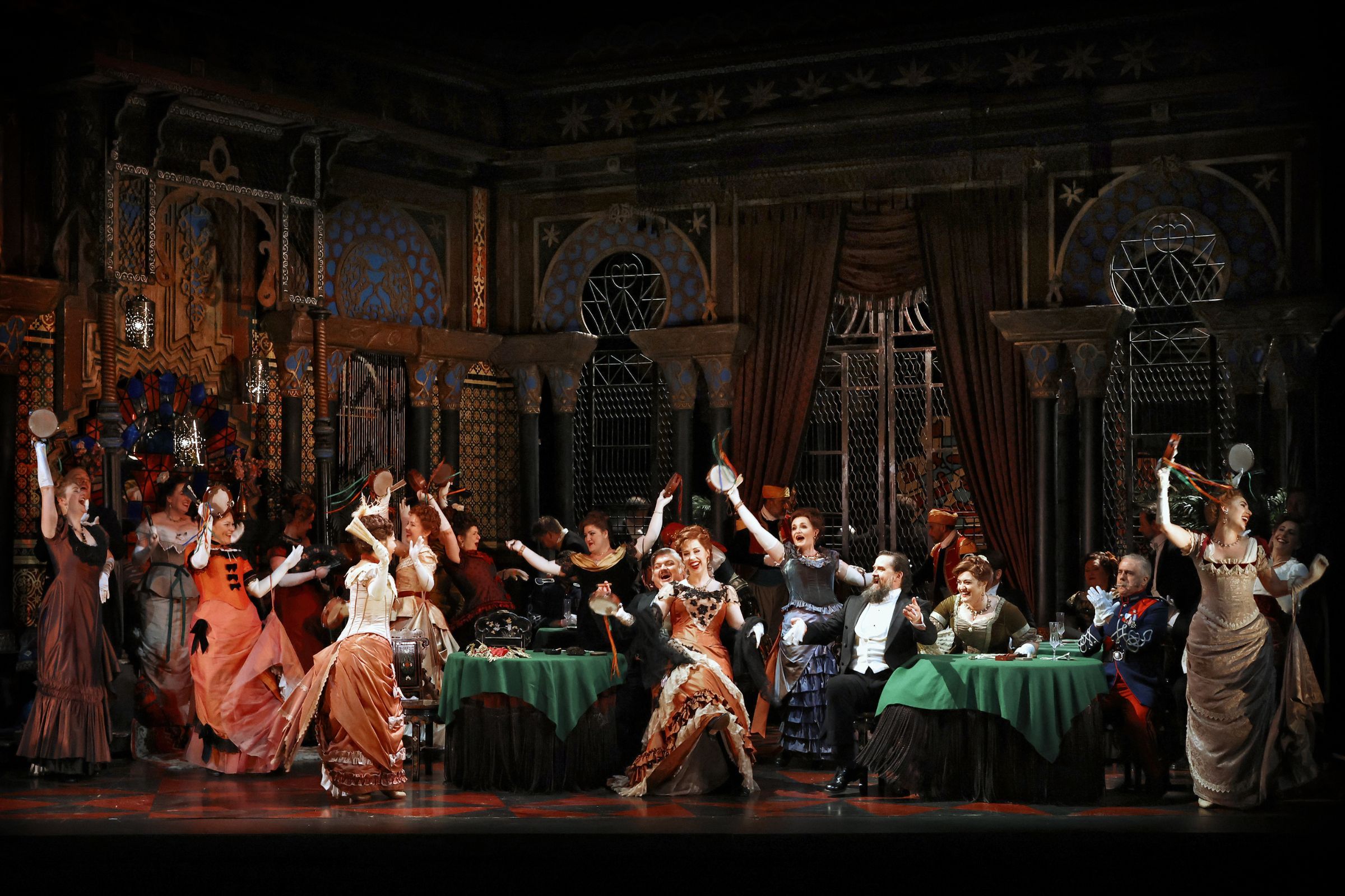 <i>La traviata</i>, Act 2 Scene 2 &copy; Prudence Upton