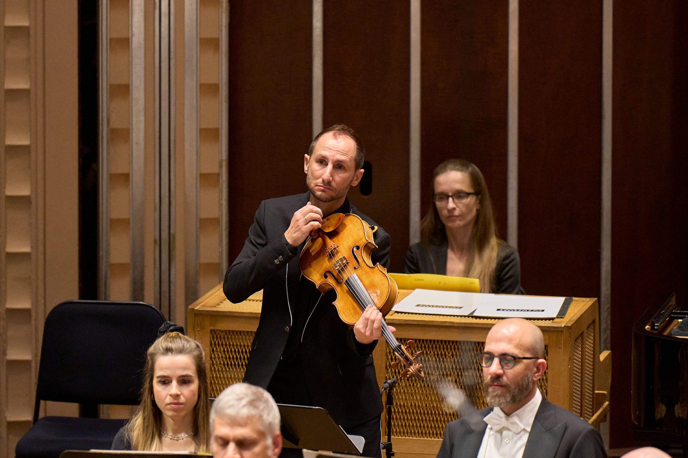 Antoine Tamestit and The Cleveland Orchestra © Roger Mastroianni, courtesy of The Cleveland Orchestra