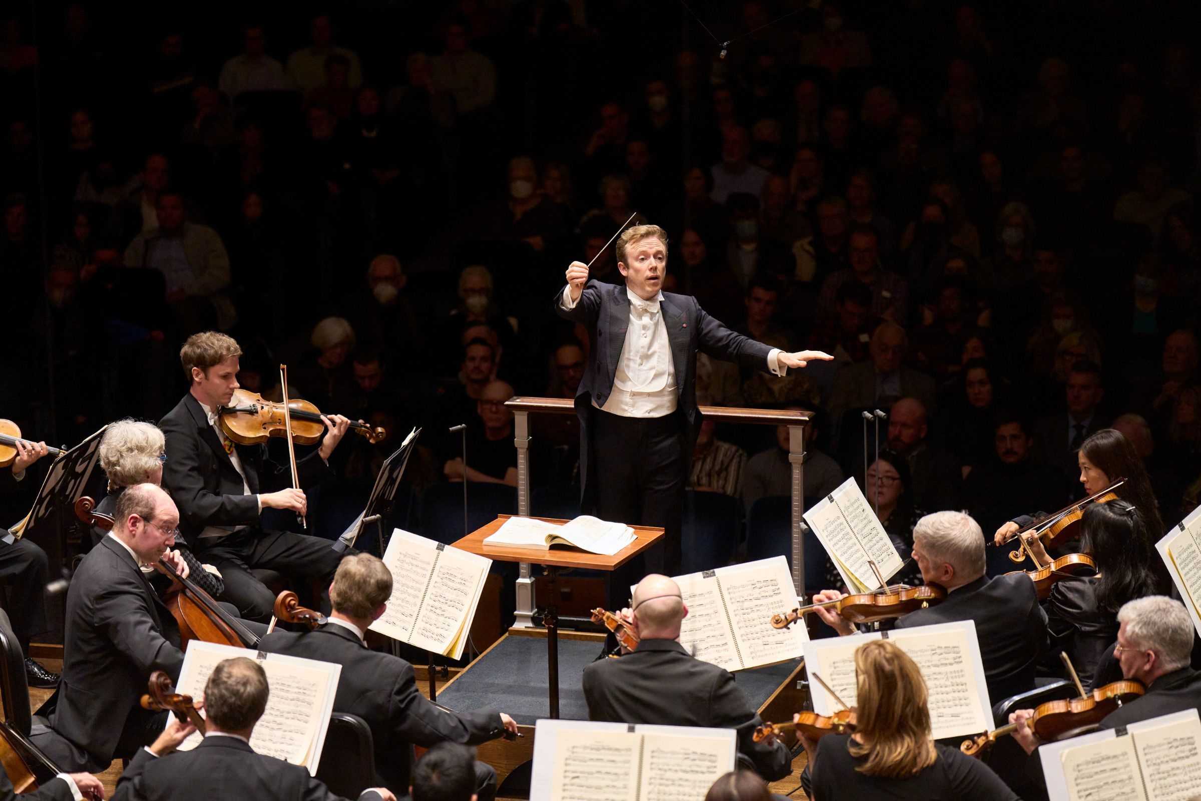 Daniel Harding conducts The Cleveland Orchestra © Roger Mastroianni Courtesy of The Cleveland Orchestra