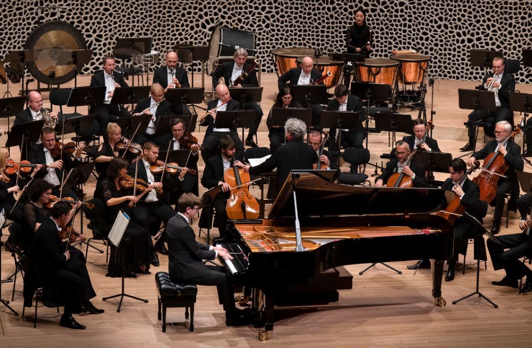 Víkingur Ólafsson und Semyon Bychkov mit der Tschechischen Philharmonie © Petr Kadlec