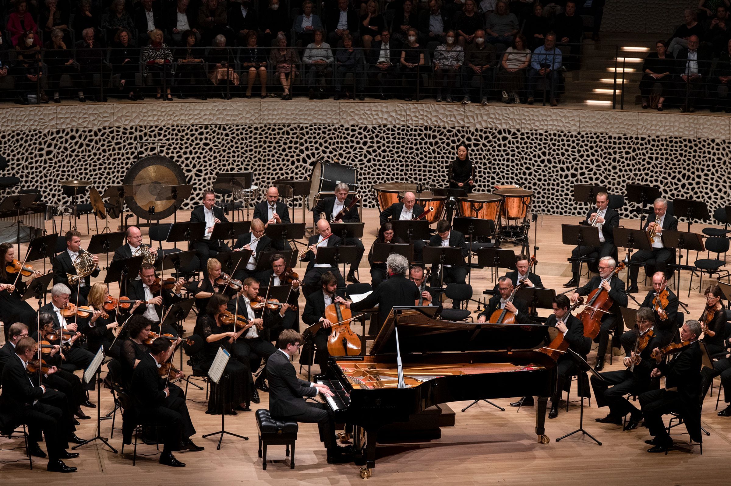 Víkingur Ólafsson und Semyon Bychkov mit der Tschechischen Philharmonie © Petr Kadlec