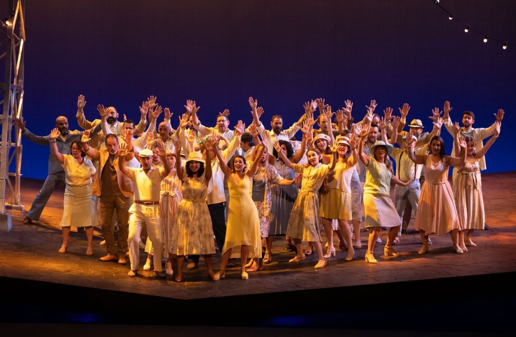 El Coro Titular &Oacute;pera Tenerife en una escena de <i>Fuenteovejuna</i> &copy; Miguel Barreto | Auditorio de Tenerife