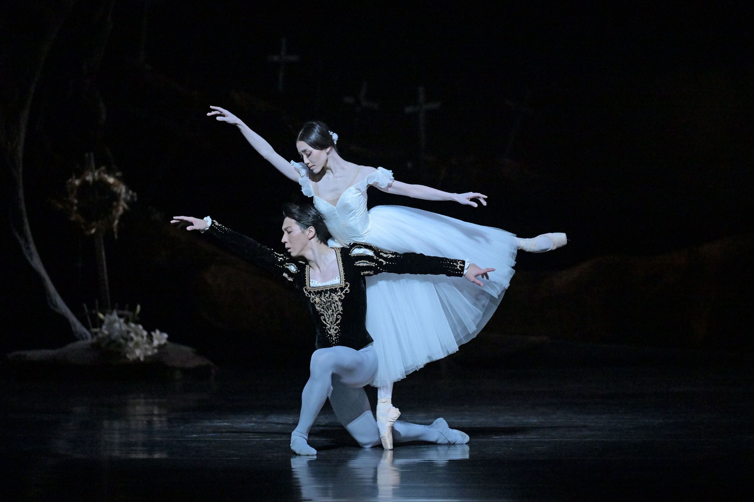 Kosuke Okumura (Albrecht) and Ayako Ono (Giselle) &copy; Takashi Shikama