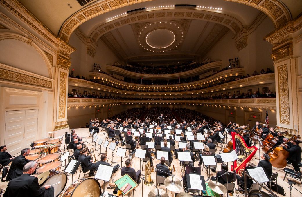Gustavo Dudamel conducts the LA Phil in Carnegie Hall © Chris Lee