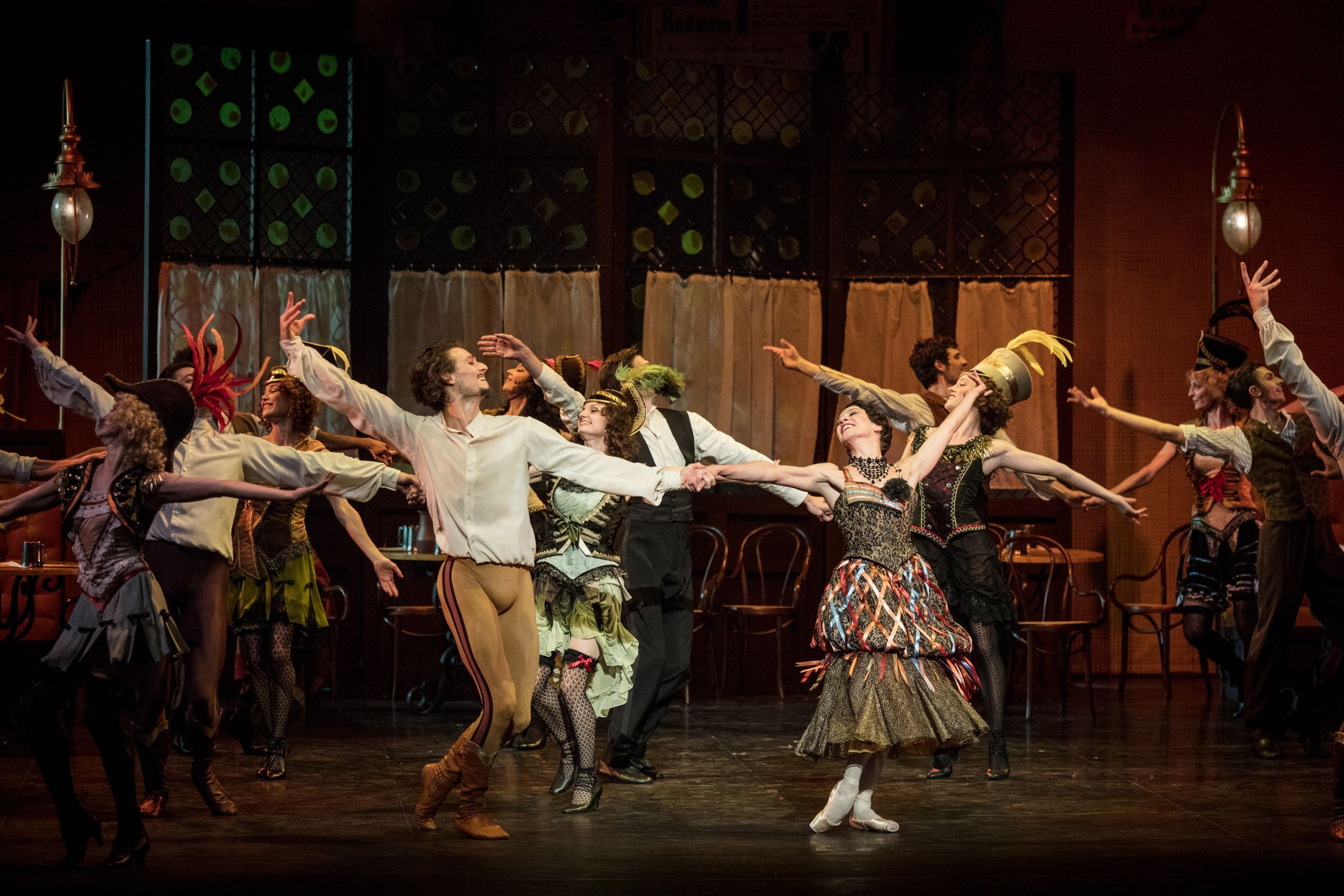 Hugo Marchand (le prince Rodolphe) et Valentine Colasante (Mizzi Caspar) &copy; Ann Ray / Opéra national de Paris