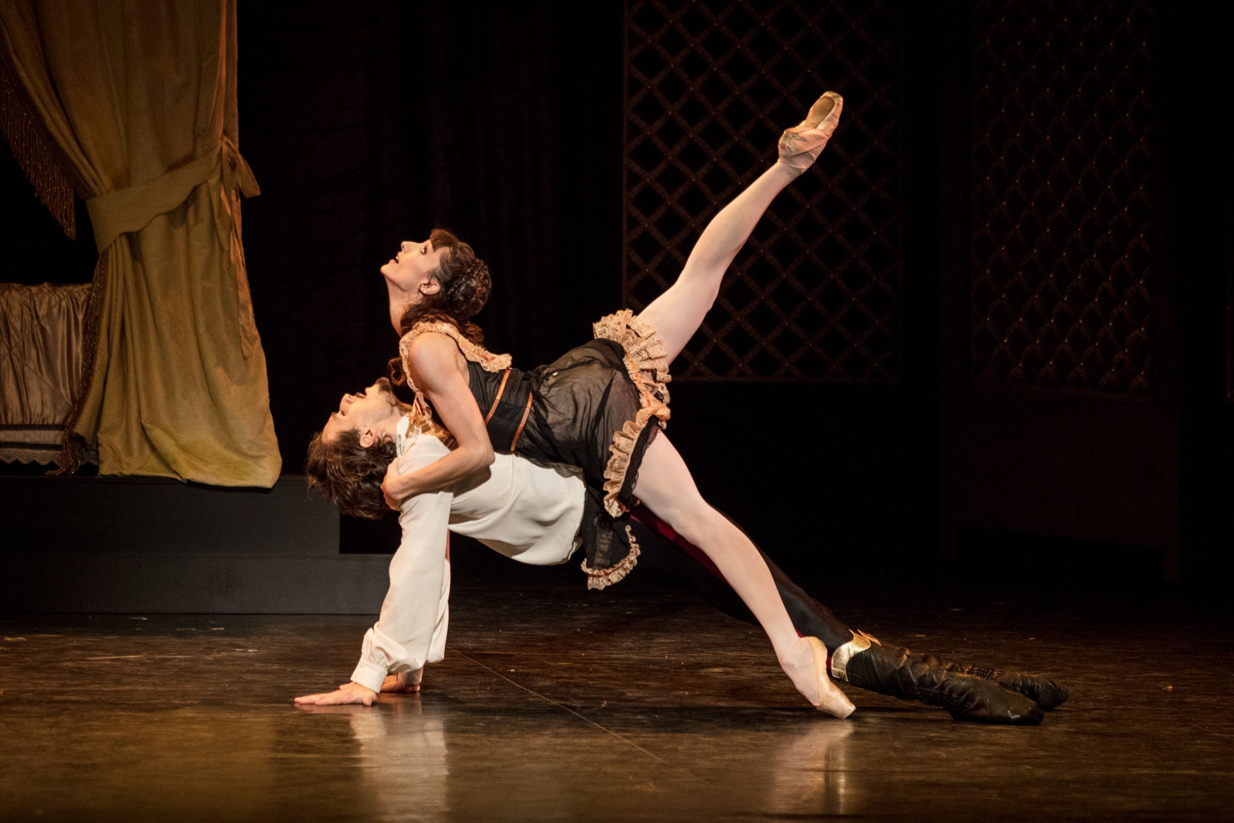 Hugo Marchand (le prince Rodolphe) et Dorothée Gilbert (Mary Vetsera) &copy; Ann Ray / Opéra national de Paris