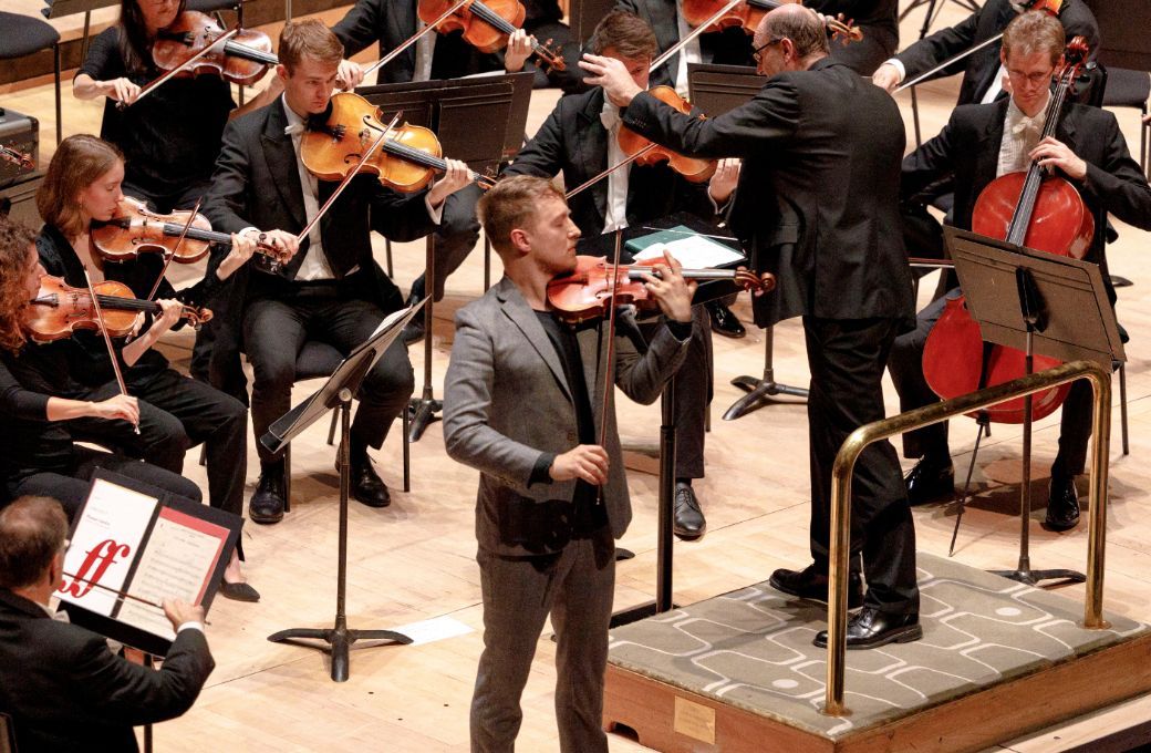 Daniel Pioro, Andrew Manze and the London Philharmonic Orchestra &copy; London Philharmonic Orchestra
