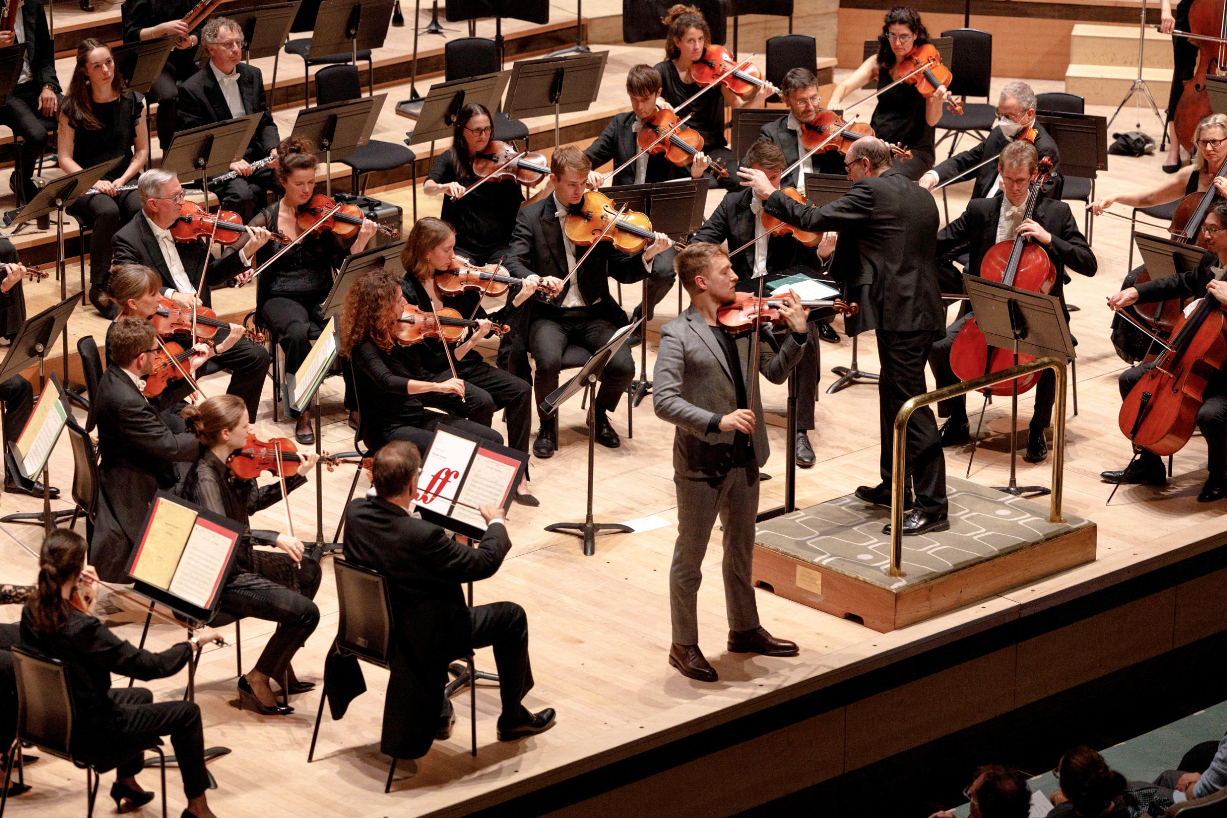 Daniel Pioro, Andrew Manze and the London Philharmonic Orchestra &copy; London Philharmonic Orchestra