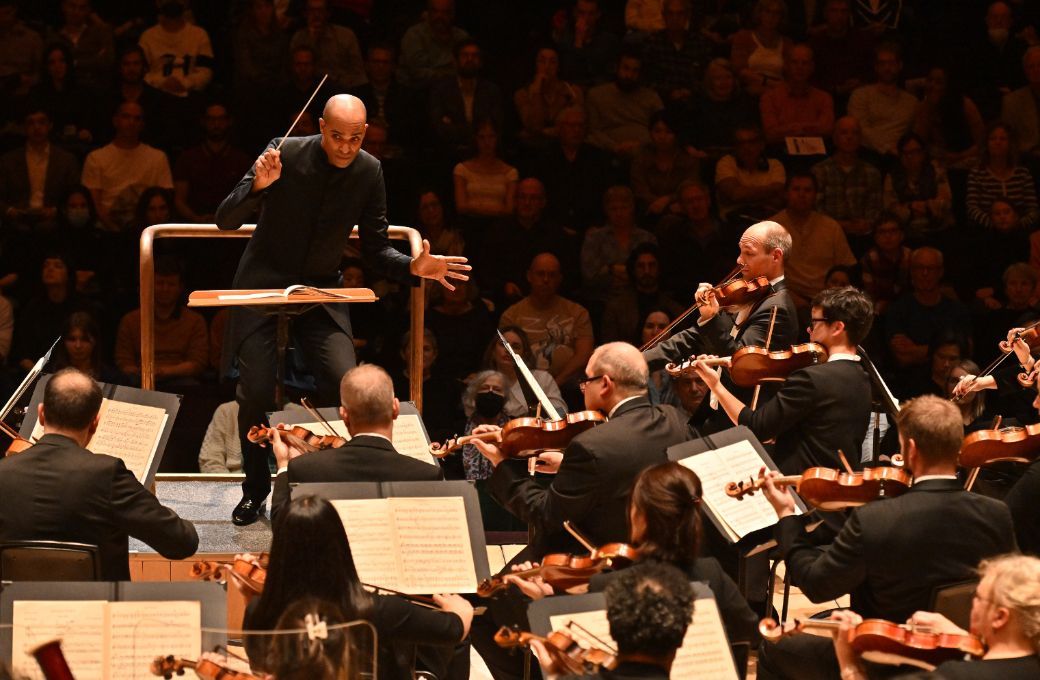 Kevin John Edusei conducts the London Symphony Orchestra © Mark Allan | LSO
