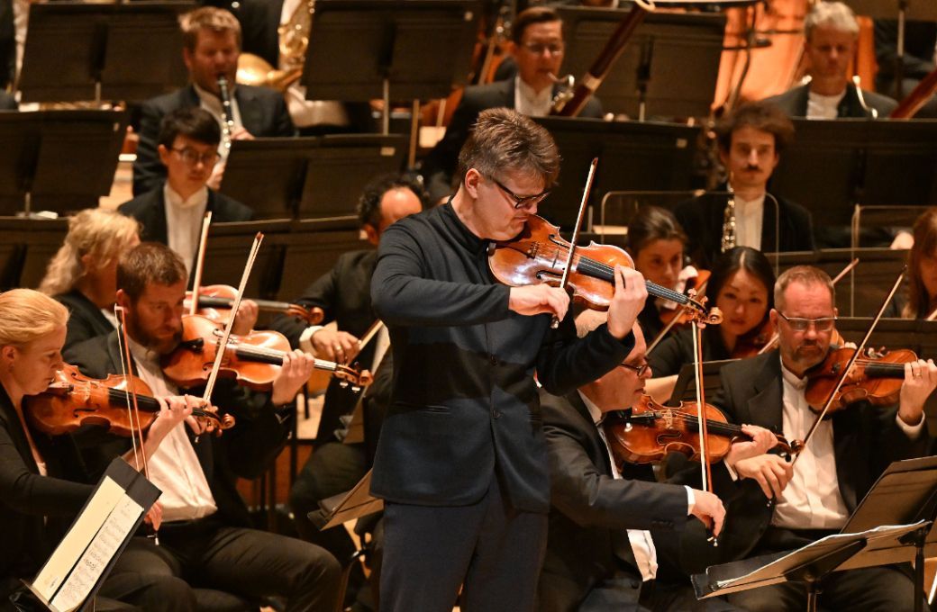 Roman Simović and the London Symphony Orchestra &copy; Mark Allan | LSO