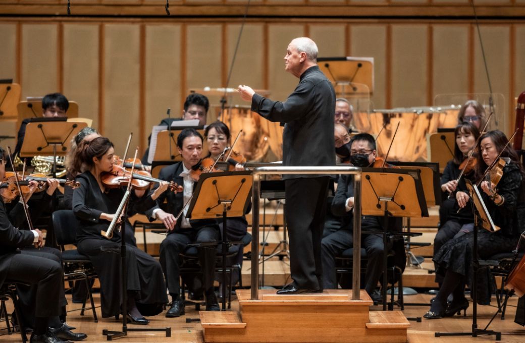 Hans Graf conducts the Singapore Symphony Orchestra © Singapore Symphony Orchestra | Chrisppics+