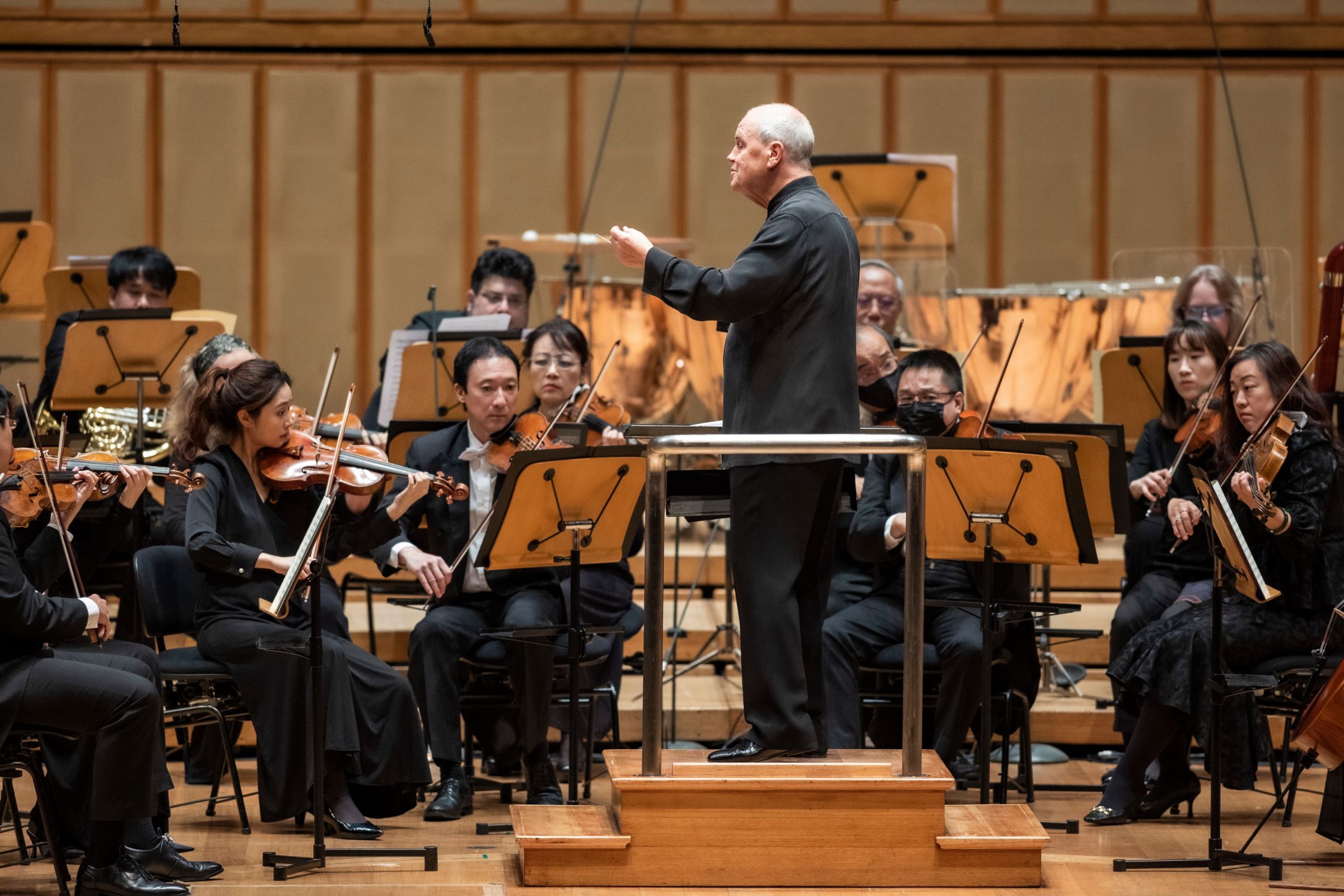 Hans Graf conducts the Singapore Symphony Orchestra © Singapore Symphony Orchestra | Chrisppics+