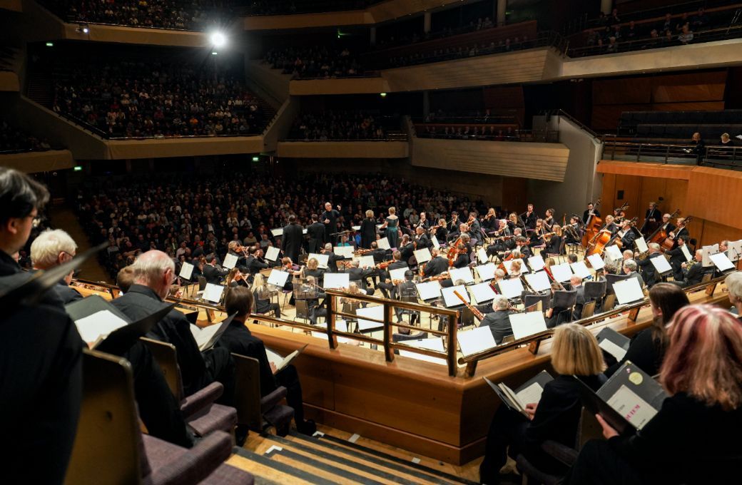 Sir Mark Elder conducts The Hall&eacute; and Hall&eacute; Choir &copy; Bill Lam | The Hall&eacute;