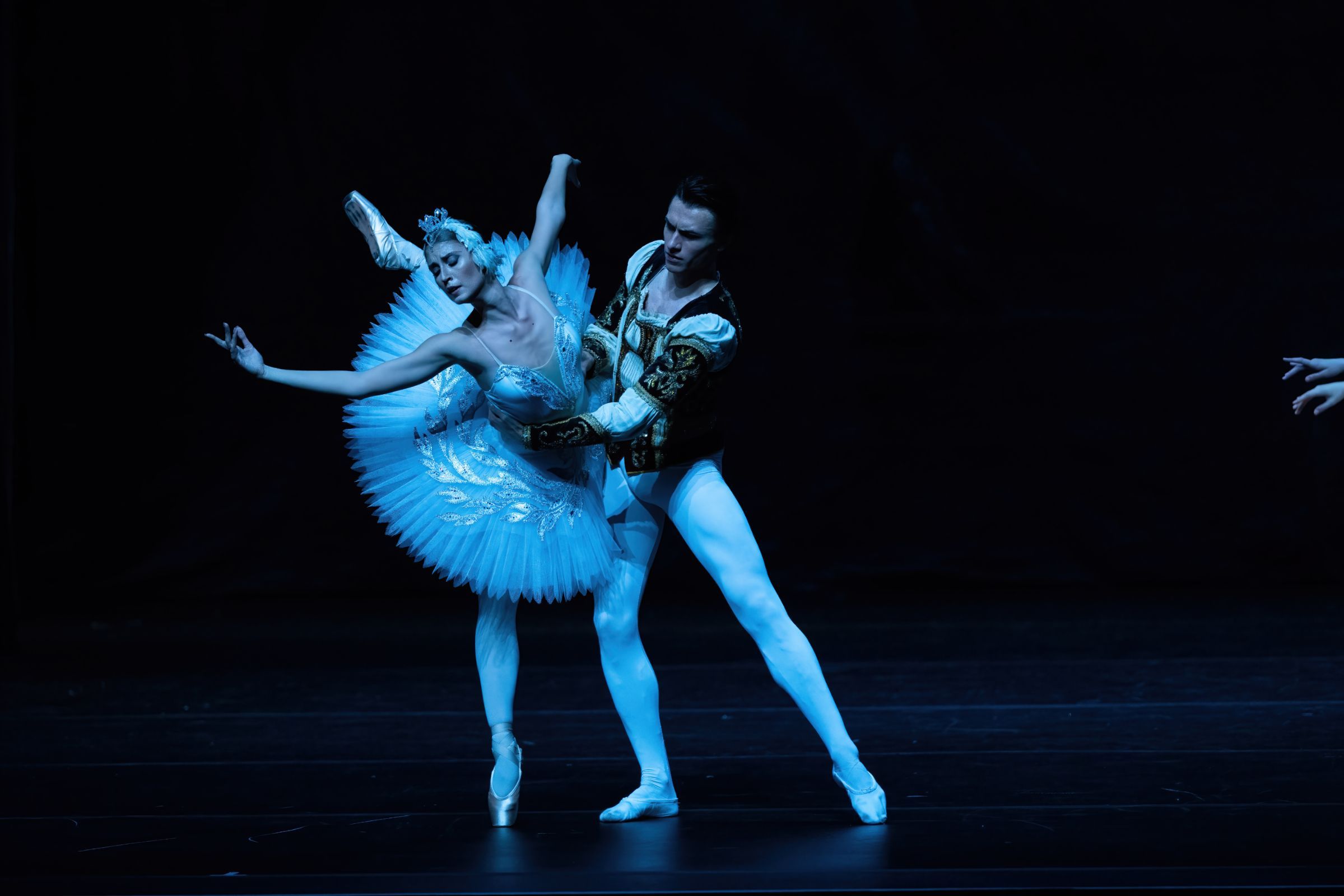 Ekaterina Chebykina (Odette) and Oleksii Kniazkov (Siegfried) &copy; Ben Vella
