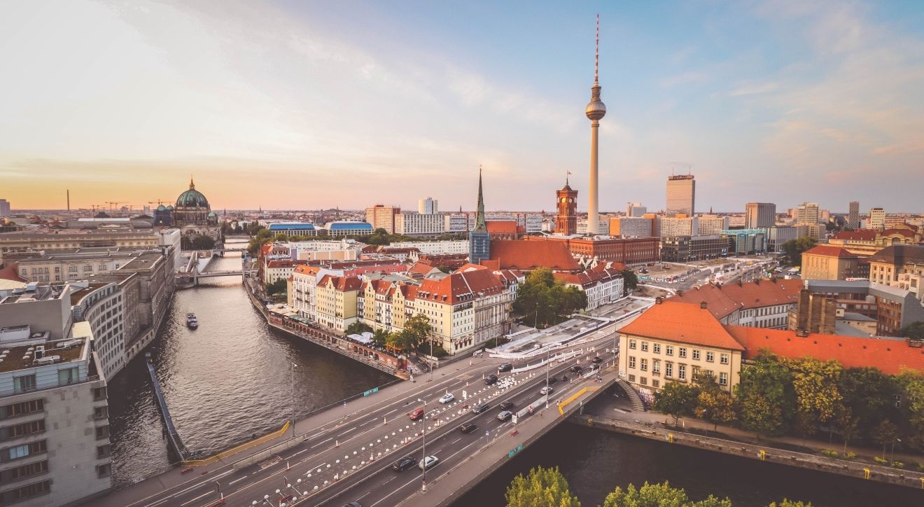 Blick über das Nikolaiviertel und den Alexanderplatz im Hintergrund &copy; Florian Wehde | Unsplash