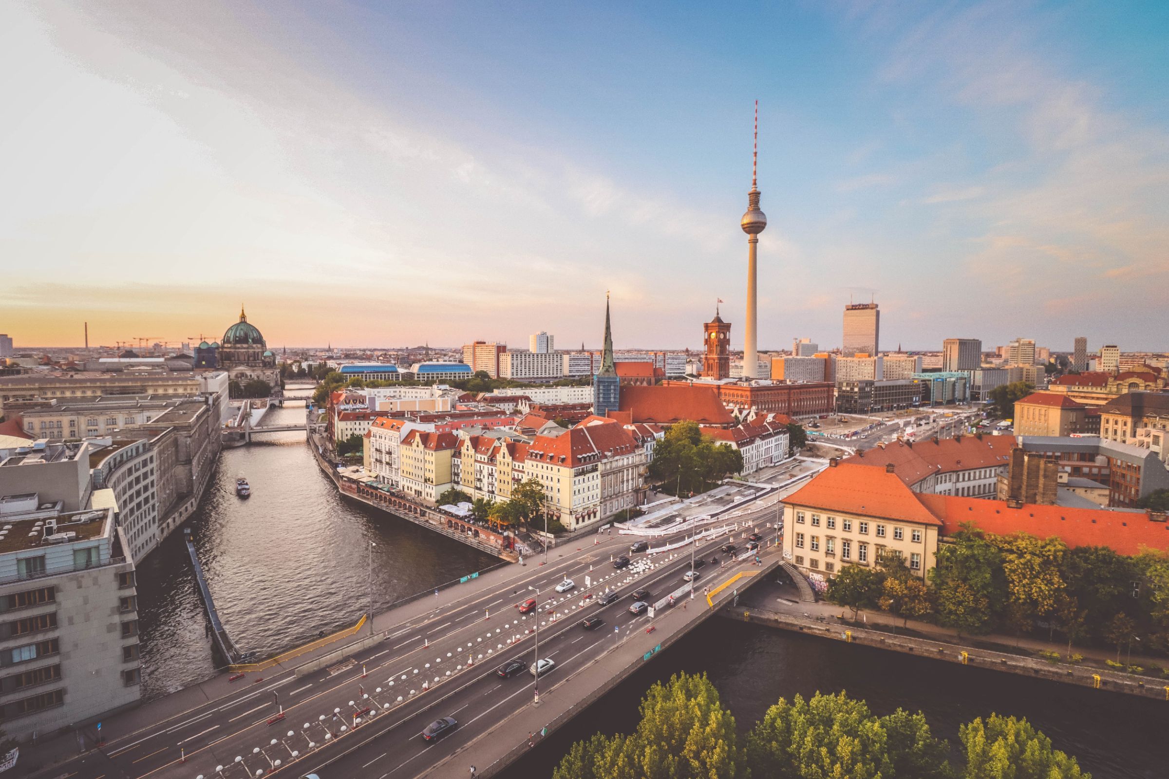 Blick über das Nikolaiviertel und den Alexanderplatz im Hintergrund &copy; Florian Wehde | Unsplash