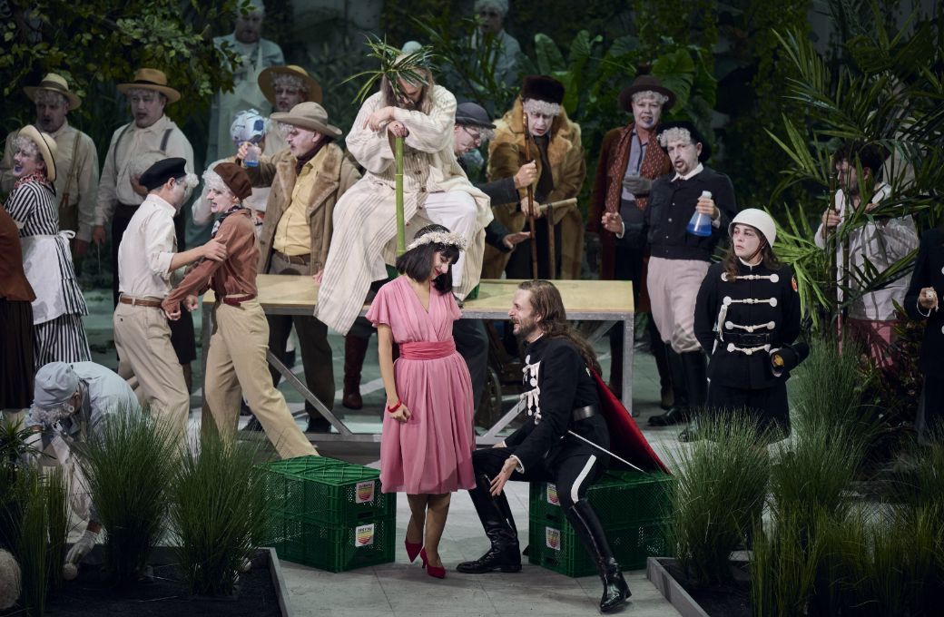 Claudia Muschio, Giulio Mastrototaro (Dulcamara), Bj&ouml;rn B&uuml;rger (Belcore), Kai Kluge (Nemorino) &copy; Martin Sigmund