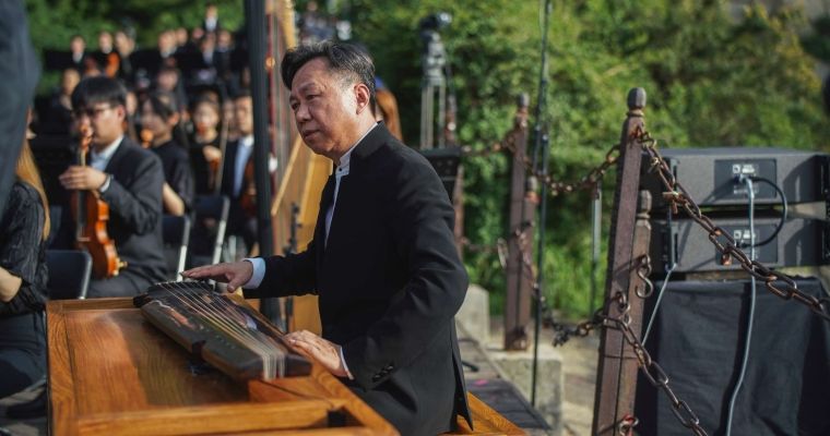 Chen Leiji playing the guqin in his own concerto © Zhen Li (李震)
