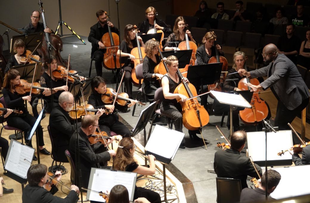 Vimbayi Kaziboni conducts Robert Laidlow’s <i>Silicon</i> with the BBC Philharmonic © BBC | Beth Wells