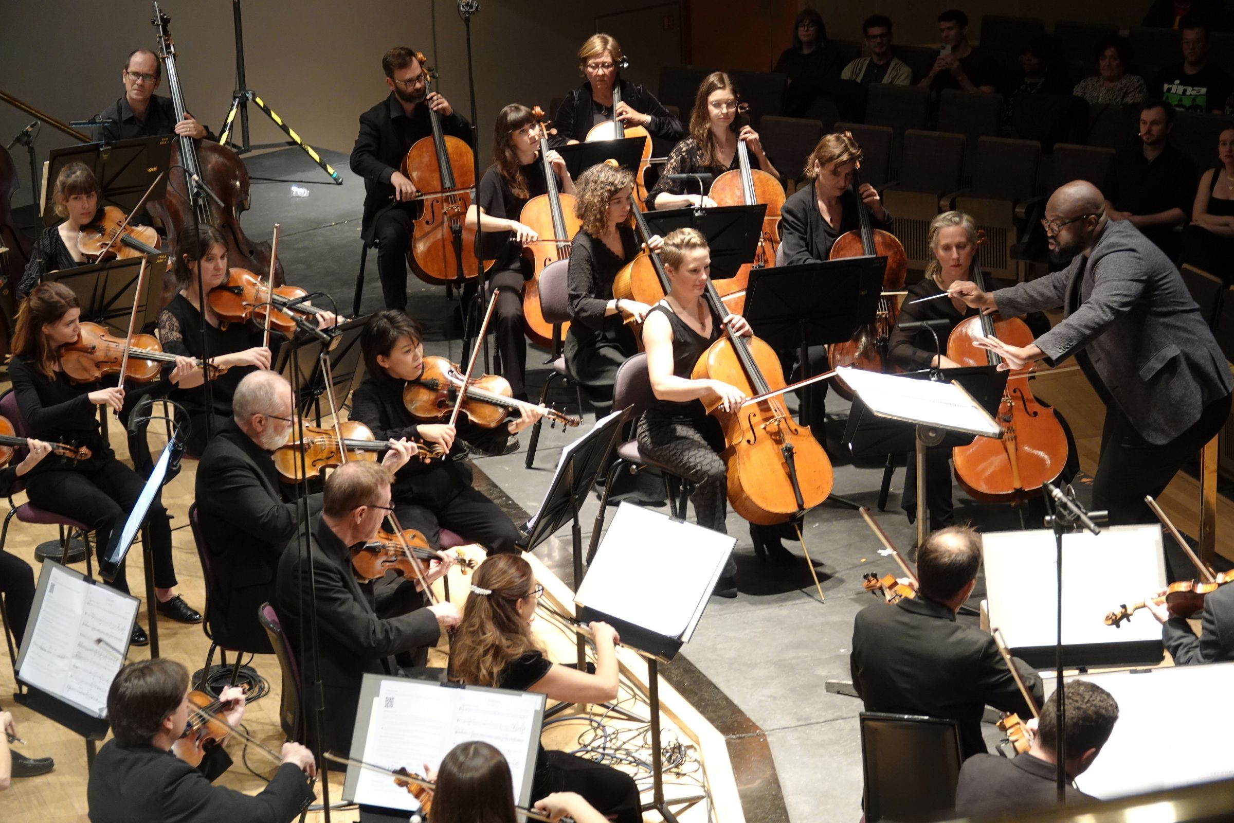 Vimbayi Kaziboni conducts Robert Laidlow’s <i>Silicon</i> with the BBC Philharmonic © BBC | Beth Wells