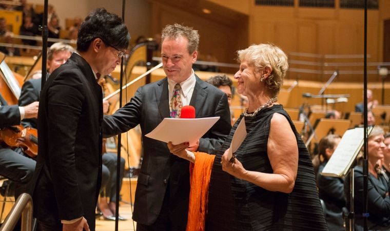 The Mahler Competition 2016 winner, Wong Kah Chun, with Jonathan Nott and Marina Mahler © Bamberg Symphony