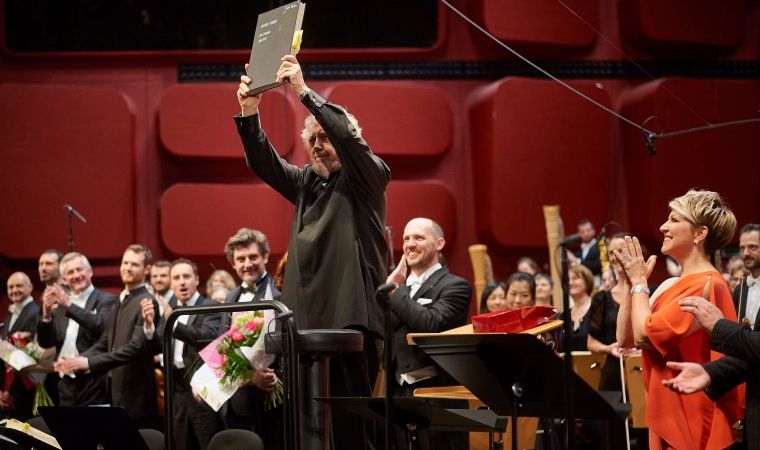 John Nelson holds aloft the score of <i>Les Troyens</i> &copy; Gregory Massat