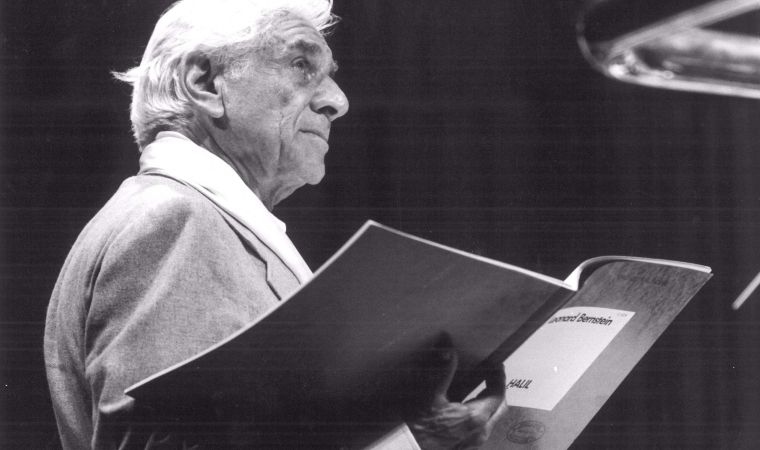 Leonard Bernstein holding the score to <i>Halil</i>, 1988 &copy; Suzie Maeder | London Symphony Orchestra