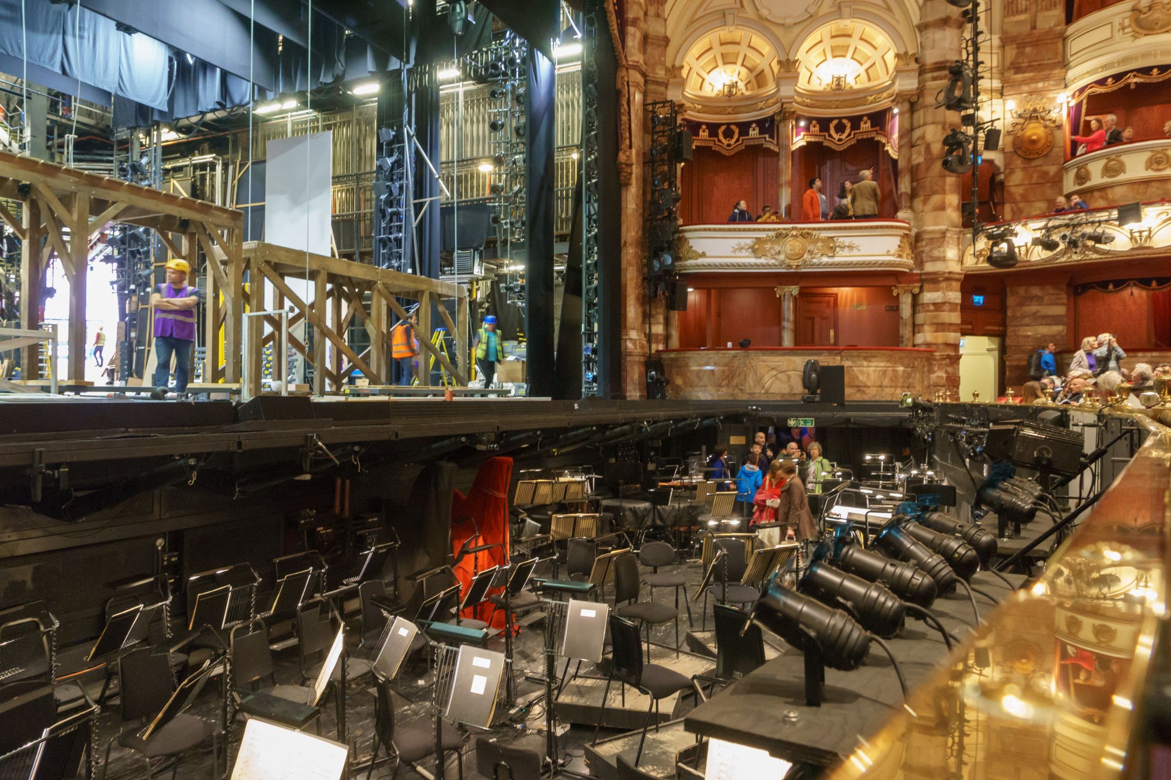 The orchestra pit at the London Coliseum &copy; Wikimedia Commons | User:Colin