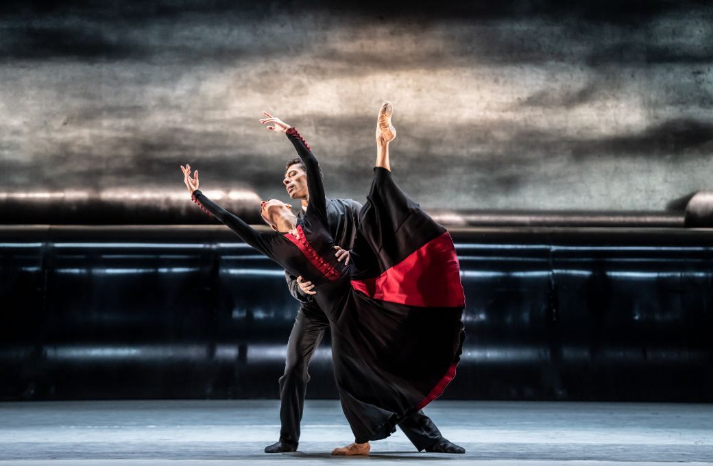C&eacute;line Gittens and Tyrone Singleton in Jiř&iacute; Kyli&aacute;n's <i>Forgotten Land</i> &copy; Johan Persson