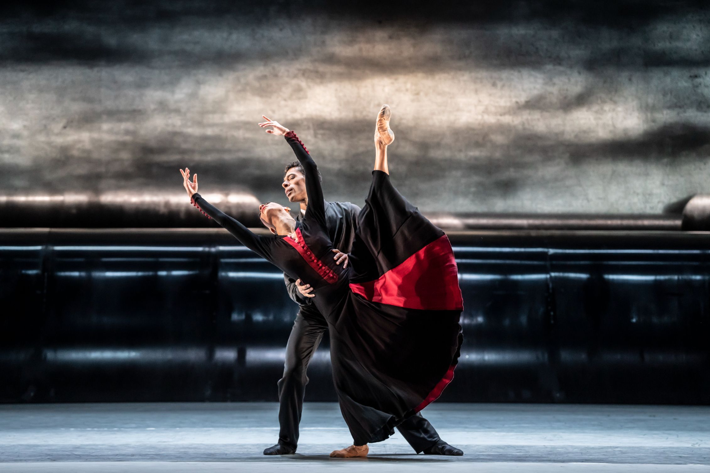 Céline Gittens and Tyrone Singleton in Jiří Kylián's <i>Forgotten Land</i> &copy; Johan Persson