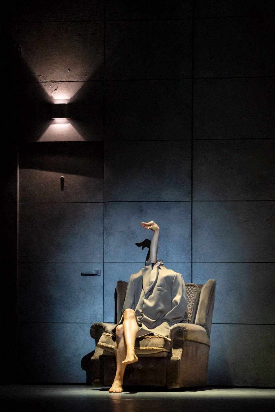Matilde Rodrigues in Morgann Runacre-Temple's <i>Hotel</i> &copy; Johan Persson