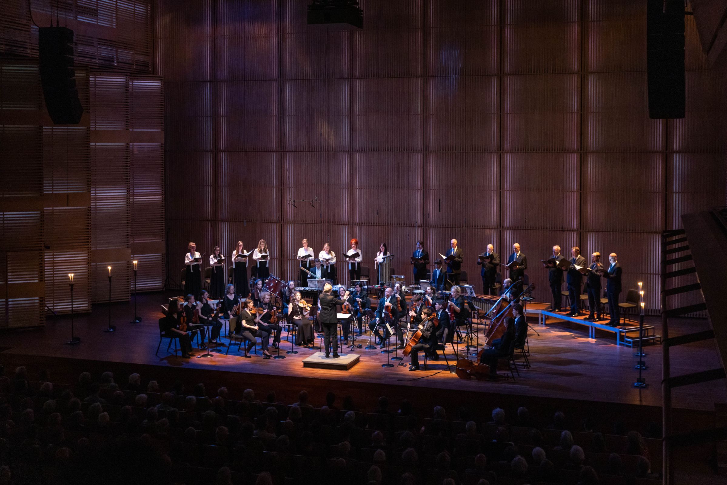 Sofi Jeannin dirigiert den Nederlands Kamerkoor und Amsterdam Sinfonietta © Marieke Wijntjes