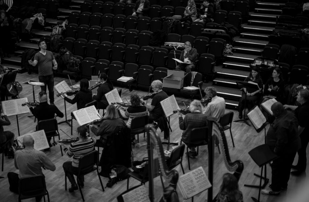 Ben Woodward rehearsing <i>Die Frau ohne Schatten</i> with the Regents Opera Workshops Orchestra © Tom Medwell