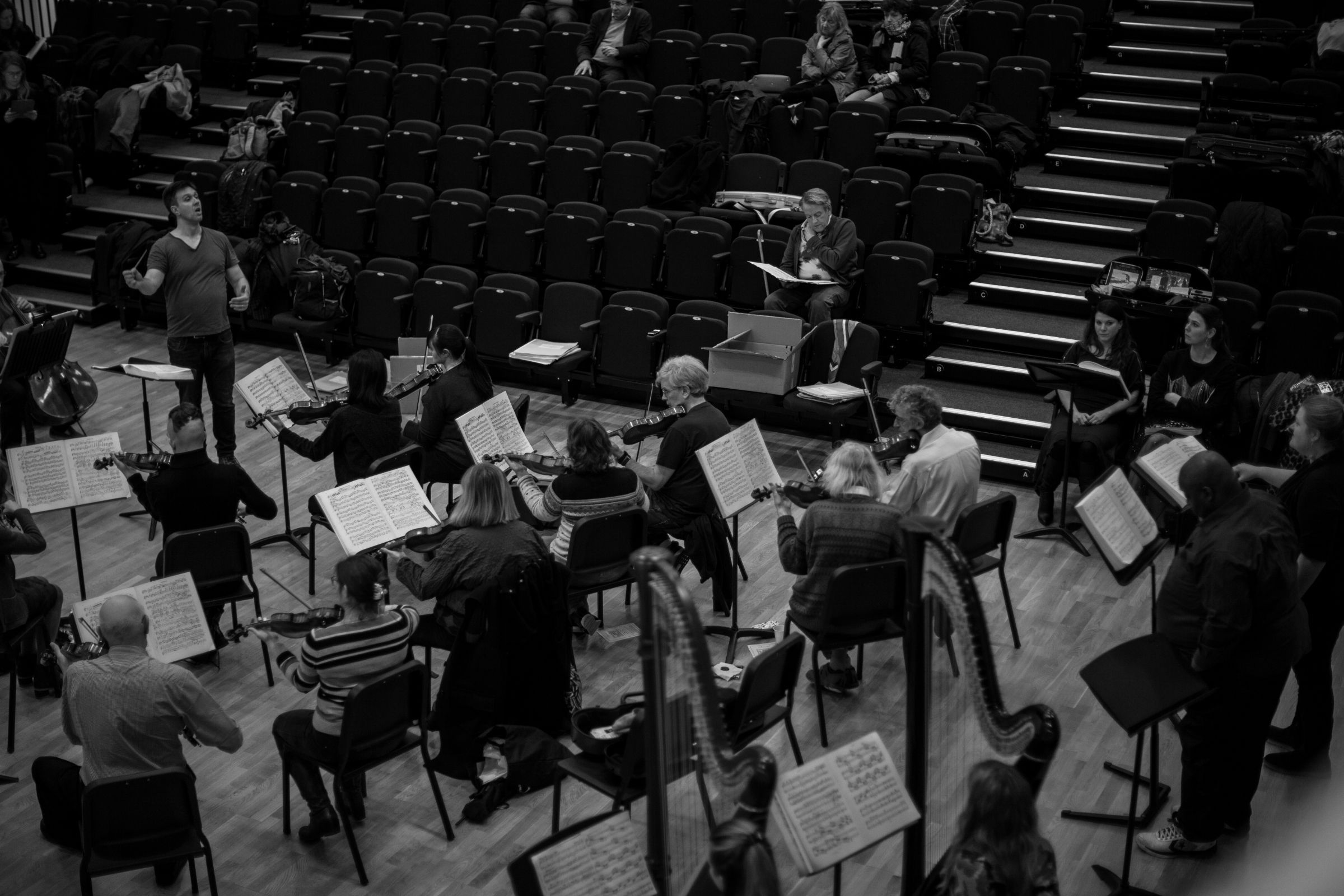 Ben Woodward rehearsing <i>Die Frau ohne Schatten</i> with the Regents Opera Workshops Orchestra © Tom Medwell