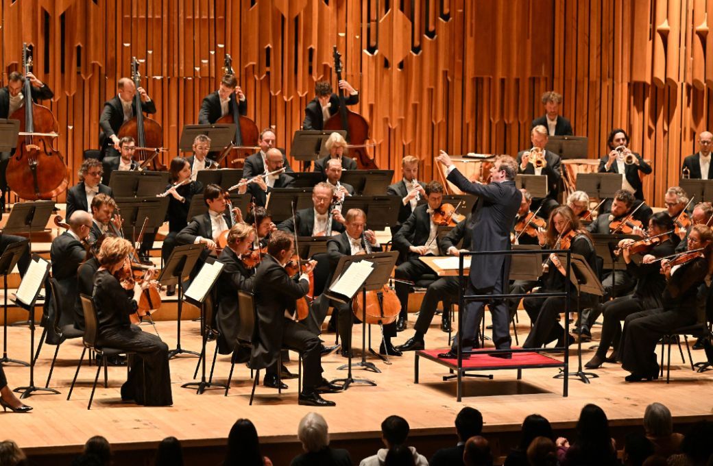 Daniel Harding conducts the Royal Concertgebouw Orchestra © Mark Allan | Barbican