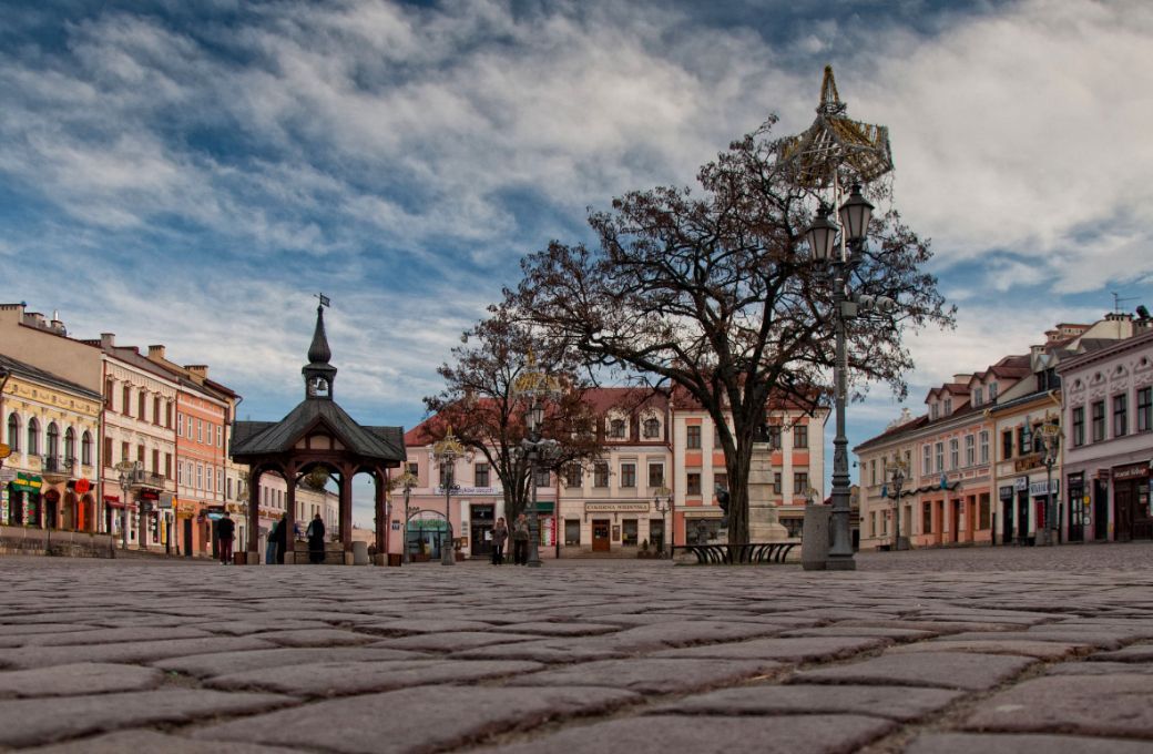 Rzesz&oacute;w town square &copy; Wikimedia Commons | Daniel Zolopa