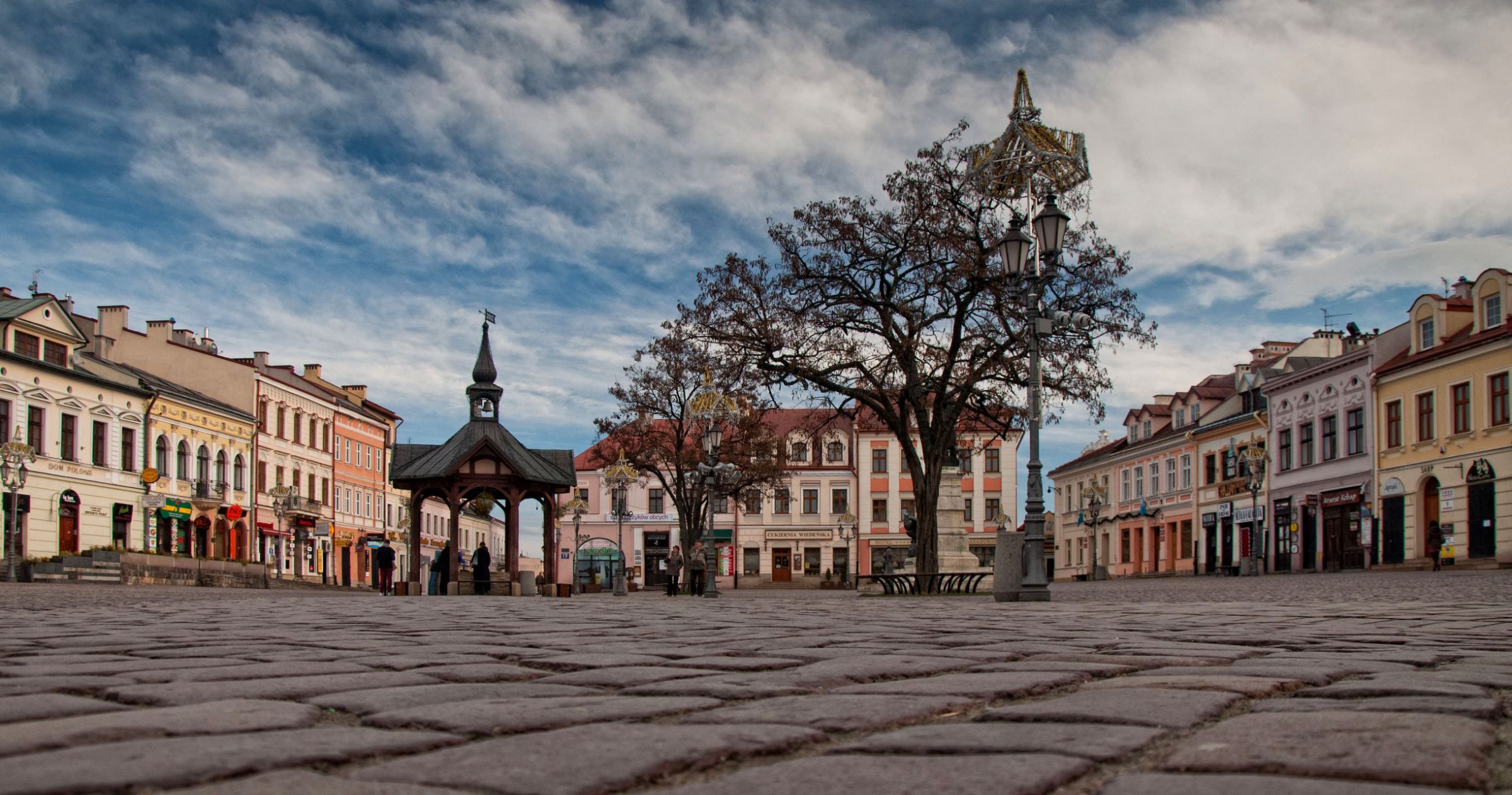 Rzeszów town square &copy; Wikimedia Commons | Daniel Zolopa