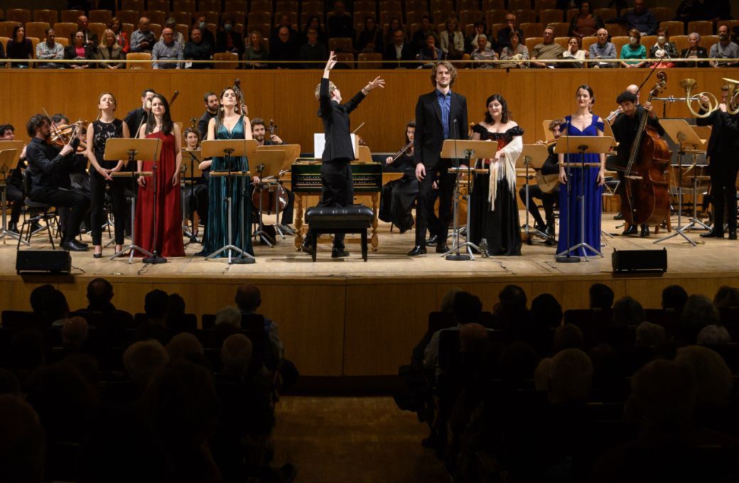 Los solistas y el conjunto Los Elementos con Alberto Miguélez Rouco en la dirección. © Rafa Martín | Centro Nacional de Difusión Musical (CNDM)