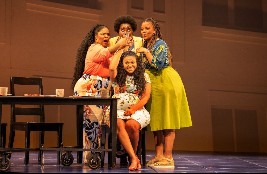 Aundi Marie Moore (Mutter) mit Rehanna Thelwell, Thembinkosi Magagula und Vuvu Mpofu (Freundinnen) &copy; Cl&auml;rchen and Matthias Baus | Dutch National Opera