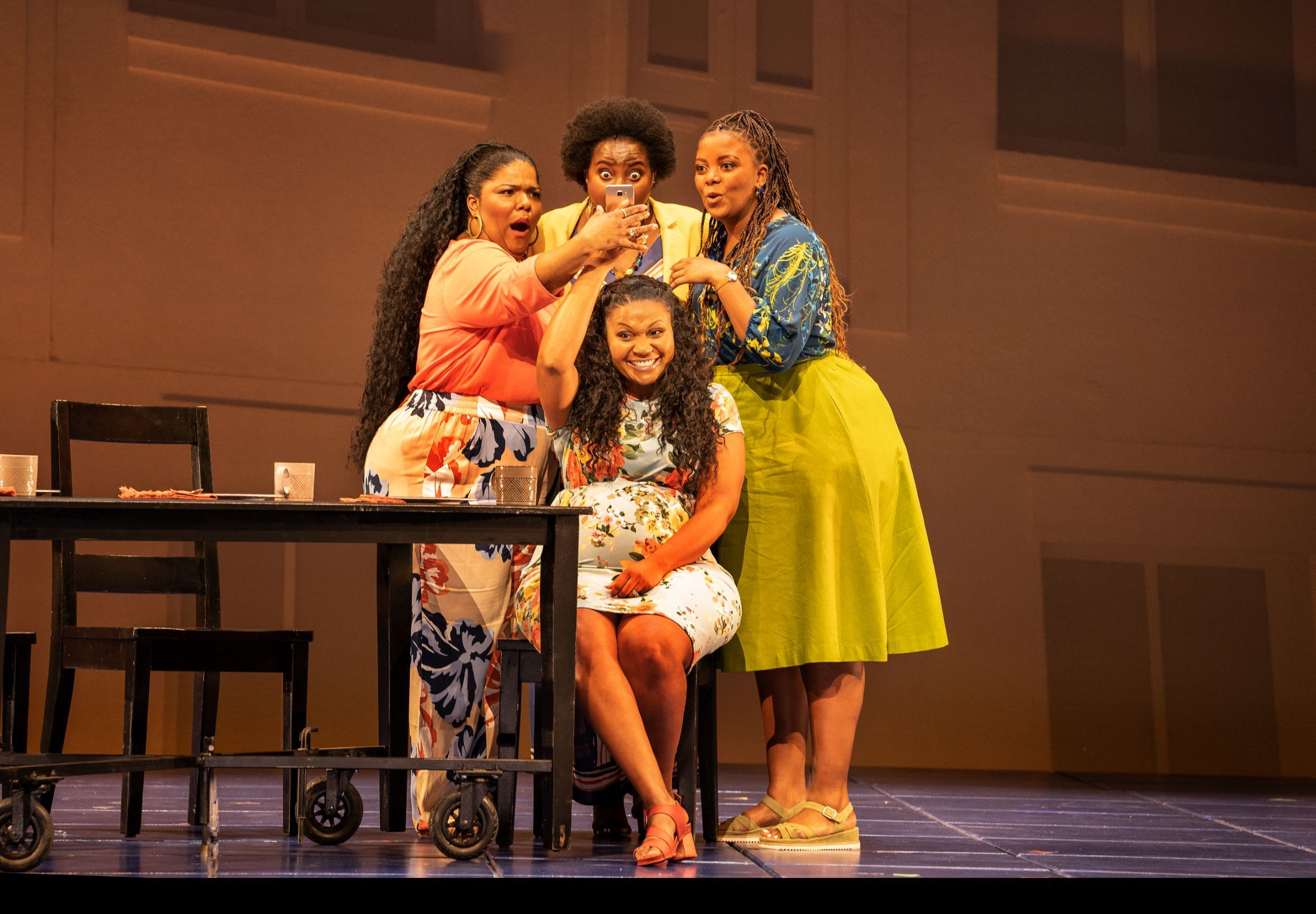 Aundi Marie Moore (Mutter) mit Rehanna Thelwell, Thembinkosi Magagula und Vuvu Mpofu (Freundinnen) &copy; Clärchen and Matthias Baus | Dutch National Opera