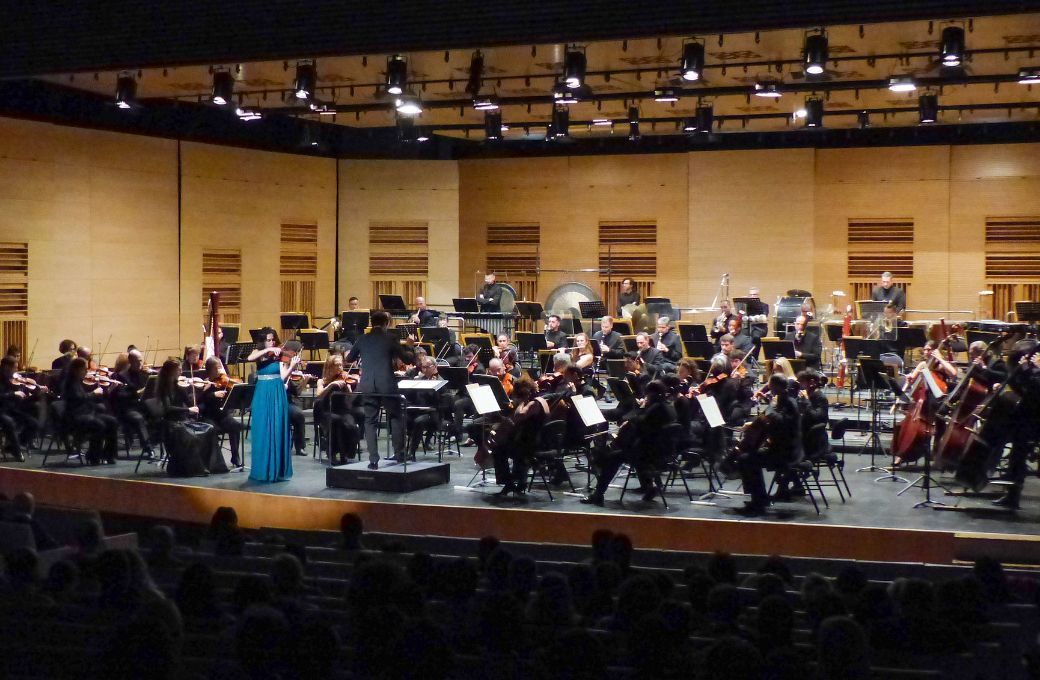 La violinista Alexis Hatch junto a la Orquesta de Extremadura y el director Andr&eacute;s Salado &copy; Orquesta de Extremadura
